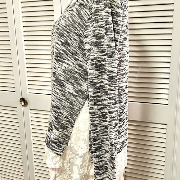 Karen Kane gray/black/white long sleeve top w/lace hem. size L Great condition! - Picture 2 of 6